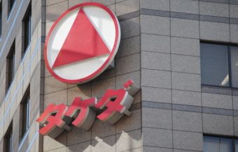 ＴＤＫ＜６７６２＞（東１）は１７日、急反発となり、朝方３５１０円（２６０円高）まで上げたあとも３４７０円前後で堅調。朝、通信社報道として、米ウェスタン・デジタル社が子会社を通じてＴＤＫの子会社ＳＡＥマグネティクス社と提携したと伝えられたことを材料視した。