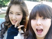 女性アイドルグループ「4minite」（フォーミニット）のヒョナとジヒョンがツーショット写真をネットにアップした。写真=ヒョナのツイッター
