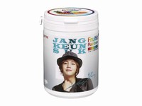 ロッテは22日から、ボトルに韓流スター、チャン・グンソクのオリジナル写真がプリントされたフルーツガム『フルーティオレインボー』を日本全国で発売する。写真は全2種類。写真=プレスリリース ロッテは22日から、ボトルに韓流スター、チャン・グンソクのオリジナル写真がプリントされたフルーツガム『フルーティオレインボー』を日本全国で発売する。写真は全2種類。写真=プレスリリース