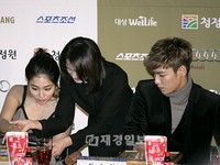 『青龍映画祭ハンドプリンティングイベント』に参加したBIGBANGのT.O.Pとイ・ミンジョン（1）