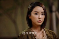 絶対権力の御主人様（キム・ハヌル）と、愛嬌満点の“ペット”として、恋人、またはそれ以上の満足を与えてくれる年下男（チャン・グンソク）とのロマンスを描いた韓国映画「きみはペット」で、俳優チョン・ユミが魅力を発揮している。