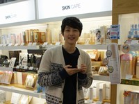 コスメティックブランドTONYMOLYは15、16日、韓国のテグとプサンでモデル、ソン・ジュンギのサイン会を実施した。