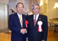 『免疫住宅』を展開する株式会社ウッドサークル（非上場、本社福岡県大川市、江頭修作社長）は、１８日、千葉市幕張のホテルで代理店約３００社を招いて、「関東工場完成」のパーティを開催した。写真は、ウッドサークルの江頭修作社長（右）と，ＦＦＣを開発製品化の赤塚グループ赤塚充良社長（左）。