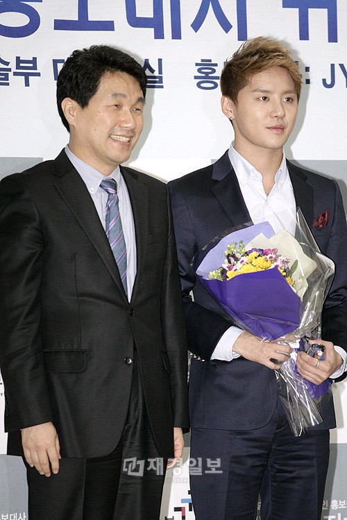 教育科学技術部のオンライン広報大使として委嘱されたJYJキム・ジュンス（1）