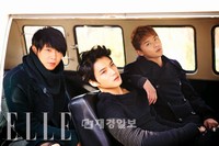 ファッションマガジン『ELLE（エル）』は18日、12月号に掲載される予定の男性アイドルグループ「JYJ」(キム・ジェジュン、パク・ユチョン、キム・ジュンス)のグラビア撮影現場での写真を公開した。
