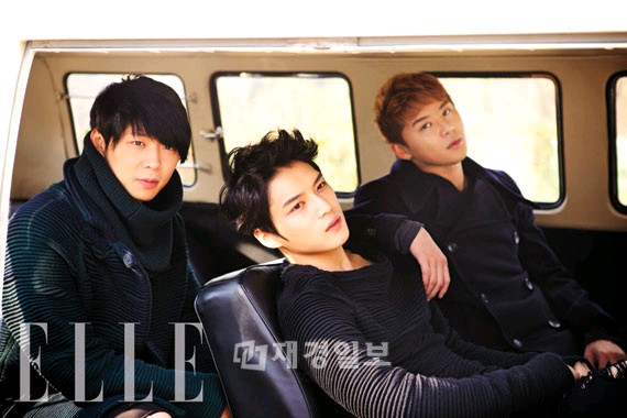 ファッションマガジン『ELLE（エル）』は18日、12月号に掲載される予定の男性アイドルグループ「JYJ」(キム・ジェジュン、パク・ユチョン、キム・ジュンス)のグラビア撮影現場での写真を公開した。
