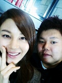 韓国のスター発掘オーディション番組『スパースターK3』でトップ5に入ったキム・ドヒョンが、女優キム・ハヌルとの仲良しツーショット写真を公開して話題になっている。写真=キム・ドヒョンのme2Day