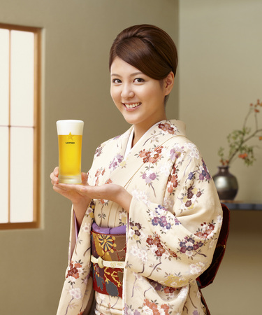 2012年サッポロビールイメージガールに起用された源崎トモエさん（21）（写真提供：サッポロビール）