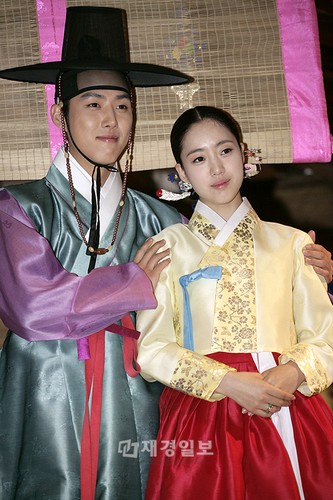 18日午後、キョンギ道のスタジオで、チェ・シラ、キム・ヨンホ、チム・ヤンホン、ペク・ソンヒョン、ハム・ウンジョンなど、主な出演陣と製作陣全てが集まる中、ドラマ『仁粹大妃』（にんすいたいひ）の撮影現場が電撃公開された。