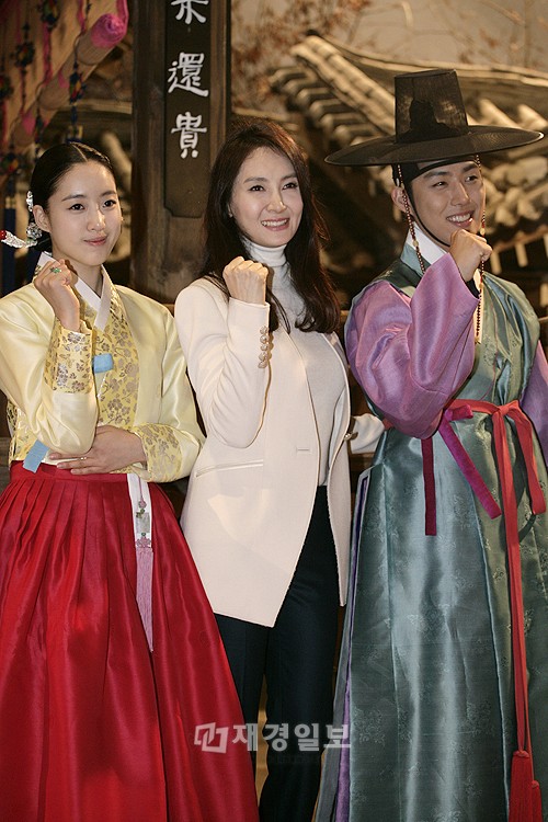 ドラマ『仁粹大妃』の撮影現場:ハム・ウンジョン、チェ・シラ、ペク・ソンヒョン