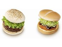『松阪牛ハンバーグステーキバーガー』（左）と『近江牛メンチカツバーガー』（右）（画像提供：ロッテリア）