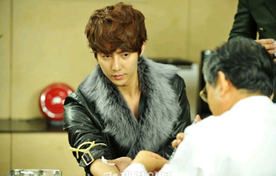 SS501の末っ子キム・ヒョンジュン（マンネ）が韓国KBSドラマ『自己発光の彼女！』（ユ・ヨンウン、ソン・ミンス脚本、イ・ジョンピョ演出）の初撮影で、役者としてのスタートを切った。
