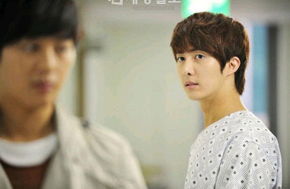 SS501の末っ子キム・ヒョンジュン（マンネ）が韓国KBSドラマ『自己発光の彼女！』（ユ・ヨンウン、ソン・ミンス脚本、イ・ジョンピョ演出）の初撮影で、役者としてのスタートを切った。
