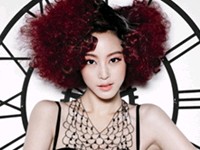 韓国女優ハン・イェスルが『allure』12月号のグラビアでインパクトある“不思議の国のアリス”に変身し、話題だ。写真=allure
