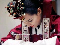 俳優キ・テヨンとユジン夫妻の幣帛（韓国の結婚式における新郎の両親への挨拶の儀式）当日の写真が20日、「韓服リン」のホームページに公開された。