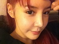 人気ガールズグループ2NE1のBOM(ボム)がすっぴん姿を公開し、話題になっている。