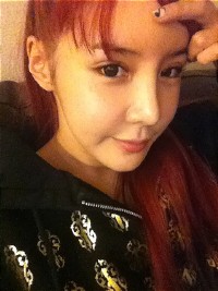 人気ガールズグループ2NE1のBOM(ボム)がすっぴん姿を公開し、話題になっている。