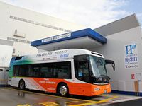 「羽田水素ステーション」と燃料電池バス（画像提供：東京ガス）