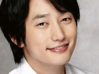 24日、アダルトカジュアルの代表ブランドPATの専属モデルである韓国俳優パク・シフが釜山（クェジョン店とグァンアン店）でファンサイン会を開く。