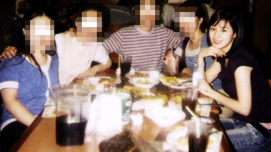 オンラインコミュニティの掲示板に22日、友人と共にレストランで食事をしているキム・テヒの写真が投稿された。写真=オンラインコミュニティ
