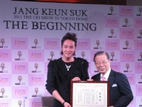 人気俳優チャン・グンソクが25日、初の東京ドーム公演を目前に控え、東京都内で会見を行った。（2011年11月25日、東京都中央区）