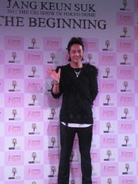 人気俳優チャン・グンソクが25日、初の東京ドーム公演を目前に控え、東京都内で会見を行った。（2011年11月25日、東京都中央区）