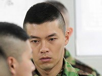 海兵隊に服務中の俳優ヒョンビンがテレビニュース映像に登場し、注目を集めた。