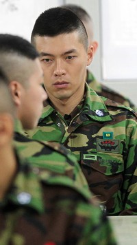 海兵隊に服務中の俳優ヒョンビンがテレビニュース映像に登場し、注目を集めた。