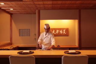 和食・洋食の店舗を首都圏で展開しているうかい＜７６２１＞（ＪＱＳ）は、１１月１１日より、うかい竹亭の一部を改装し、これまでの個室単位のサービスでなく、店舗としての機能を持つ「美味方丈」の間をオープンしている。