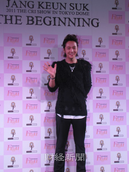 人気俳優チャン・グンソクが25日、初の東京ドーム公演を目前に控え、東京都内で会見を行った。（2011年11月25日、東京都中央区）