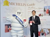 ミシュランマンと日本ミシュランタイヤのデルマス社長（写真：日本ミシュランタイヤ）
