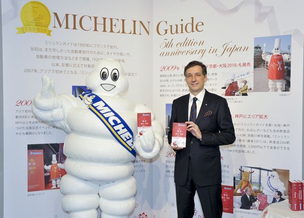 ミシュランマンと日本ミシュランタイヤのデルマス社長（写真：日本ミシュランタイヤ）
