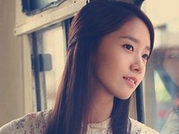 少女時代のメンバー、ユナがドラマに復帰し、70年代の清楚な美人に完全になりきった。