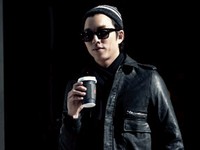 韓国俳優コン・ユが、朝早く江南の店からコーヒーとサンドイッチを買って出てくるところをパッパラッチされたと話題になった。