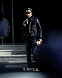 韓国俳優コン・ユが、朝早く江南の店からコーヒーとサンドイッチを買って出てくるところをパッパラッチされたと話題になった。