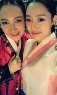 T-ARAのウンジョンと女優のチェ・シラのツーショット写真が公開された。写真=ウンジョンのツイッターより T-ARAのウンジョンと女優のチェ・シラのツーショット写真が公開された。写真=ウンジョンのツイッターより