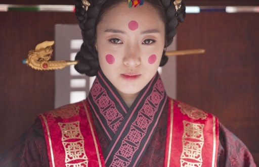 12月3日からスタートしたJTBC開局特別企画ドラマ『仁粹大妃』で、若き日の仁粹大妃と桃源君の結婚式のシーンが描かれた。写真＝JTBC/メガホン