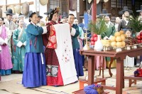 12月3日からスタートしたJTBC開局特別企画ドラマ『仁粹大妃』で、若き日の仁粹大妃と桃源君の結婚式のシーンが描かれた。写真=JTBC/メガホン 12月3日からスタートしたJTBC開局特別企画ドラマ『仁粹大妃』で、若き日の仁粹大妃と桃源君の結婚式のシーンが描かれた。写真=JTBC/メガホン