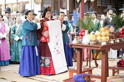 12月3日からスタートしたJTBC開局特別企画ドラマ『仁粹大妃』で、若き日の仁粹大妃と桃源君の結婚式のシーンが描かれた。写真＝JTBC/メガホン