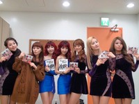 Wonder Girls（ワンダーガールズ）が3日、音楽番組の楽屋で、双子のトロット（演歌）女性デュオ「Wink」（ウィンク）の舞台映像を見ながら真似する姿が公開され、注目を浴びた。写真=インウEnt.