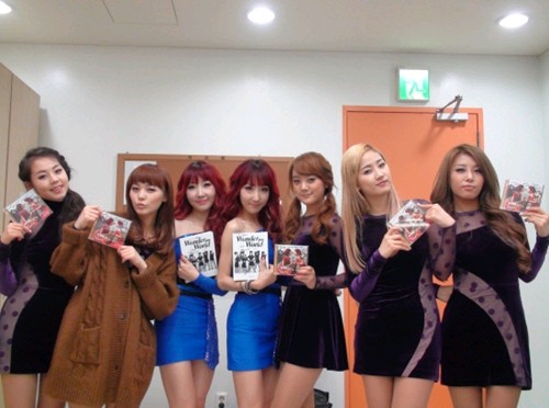 Wonder Girls（ワンダーガールズ）が3日、音楽番組の楽屋で、双子のトロット（演歌）女性デュオ「Wink」（ウィンク）の舞台映像を見ながら真似する姿が公開され、注目を浴びた。写真=インウEnt.