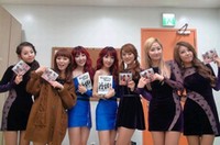 Wonder Girls（ワンダーガールズ）が3日、音楽番組の楽屋で、双子のトロット（演歌）女性デュオ「Wink」（ウィンク）の舞台映像を見ながら真似する姿が公開され、注目を浴びた。写真=インウEnt.