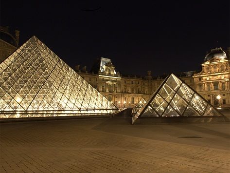 ルーヴル美術館で点灯を開始した東芝製LED照明（左から、ピラミッド、コルベール、ピラミディオン）（写真：東芝）