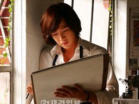 韓国人俳優チャン・グンソクが、韓国内外から高い関心が寄せられている名作ラブストーリー「愛の雨」で、ソフトなカリスマを持つ美大生“ソ・イナ”に完ぺきに同化した姿を披露、世間の期待が高まっている。