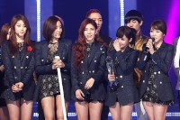 人気ガールズグループ「T-ARA」（ティアラ）が、8日に韓国で生放送されたMnet『Mカウントダウン』で“Cry Cry”を歌い、2週連続1位に輝いた。写真＝Mnet