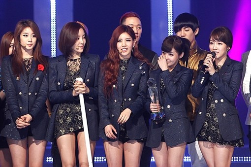 人気ガールズグループ「T-ARA」（ティアラ）が、8日に韓国で生放送されたMnet『Mカウントダウン』で“Cry Cry”を歌い、2週連続1位に輝いた。写真＝Mnet