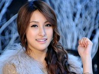 KARA（カラ）のギュリがセクシーなヨガのポーズを披露して話題となっている。
