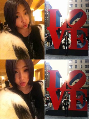 2NE1（トゥエニィワン）のミンジは11日、自身のツイッターに「ここはもうクリスマスの雰囲気でいっぱい」というコメントとともにNYのストリートで撮った写真を掲載した。続けて「NYで初の写メ？」と綴り自身の近況も伝えた。写真=ミンジのツイッター