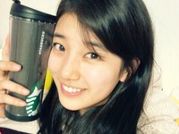 Miss A（ミスエイ）のスジが13日、自身のツイッターに「友達が、のどの手入れをしっかりやれと、ティーバッグとタンブラーをくれた。ありがとう。ヨニとインジュ、光州にすぐ行くから待ってて！」とツイートした。写真=スジのツイッター