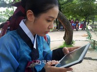 韓国のコミュニティ掲示板で12日、「ドラマ『根深い木』のトックム役を演じるシム・ソホンの超クローズアップ写真」というタイトルで1枚の写真が投稿された。写真=コミュニティ掲示板
